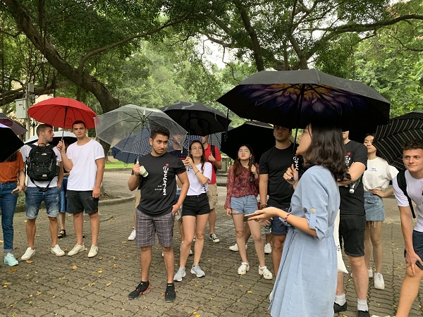 迎新志愿者进行校园导览