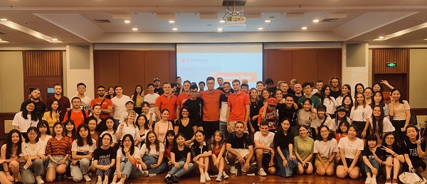 Group Photo of Exchange Students and Volunteers